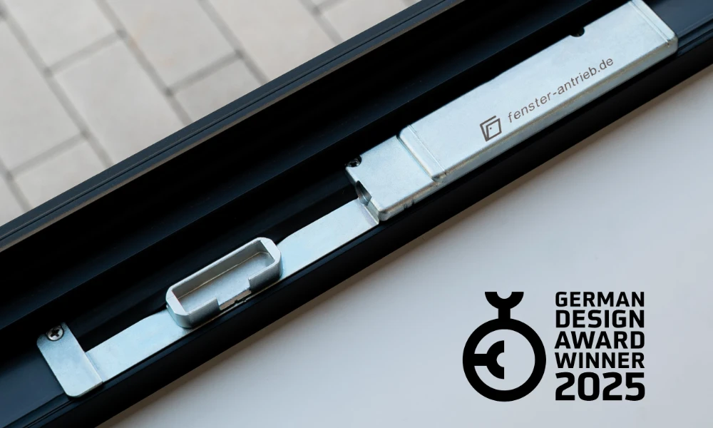 Das Bild zeigt den DK-100 Fensterantrieb und wie durch die Kippstellung kalte Luft von außen nach innen kommen kann um für eine optimale Lüftung innerhalb des Gebäudes zu sorgen. Durch den Antrieb muss das Fenster nicht komplett geöffnet werden um das Gebäude zu lüften.